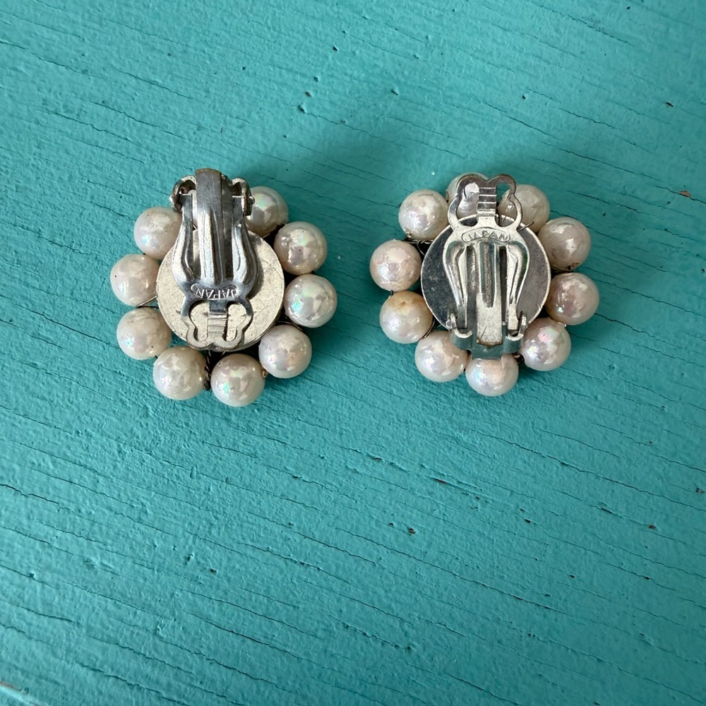 Vintage Faux Pearl Clip-On Earrings – Classic Floral Cluster Design - Picture 2 of 4